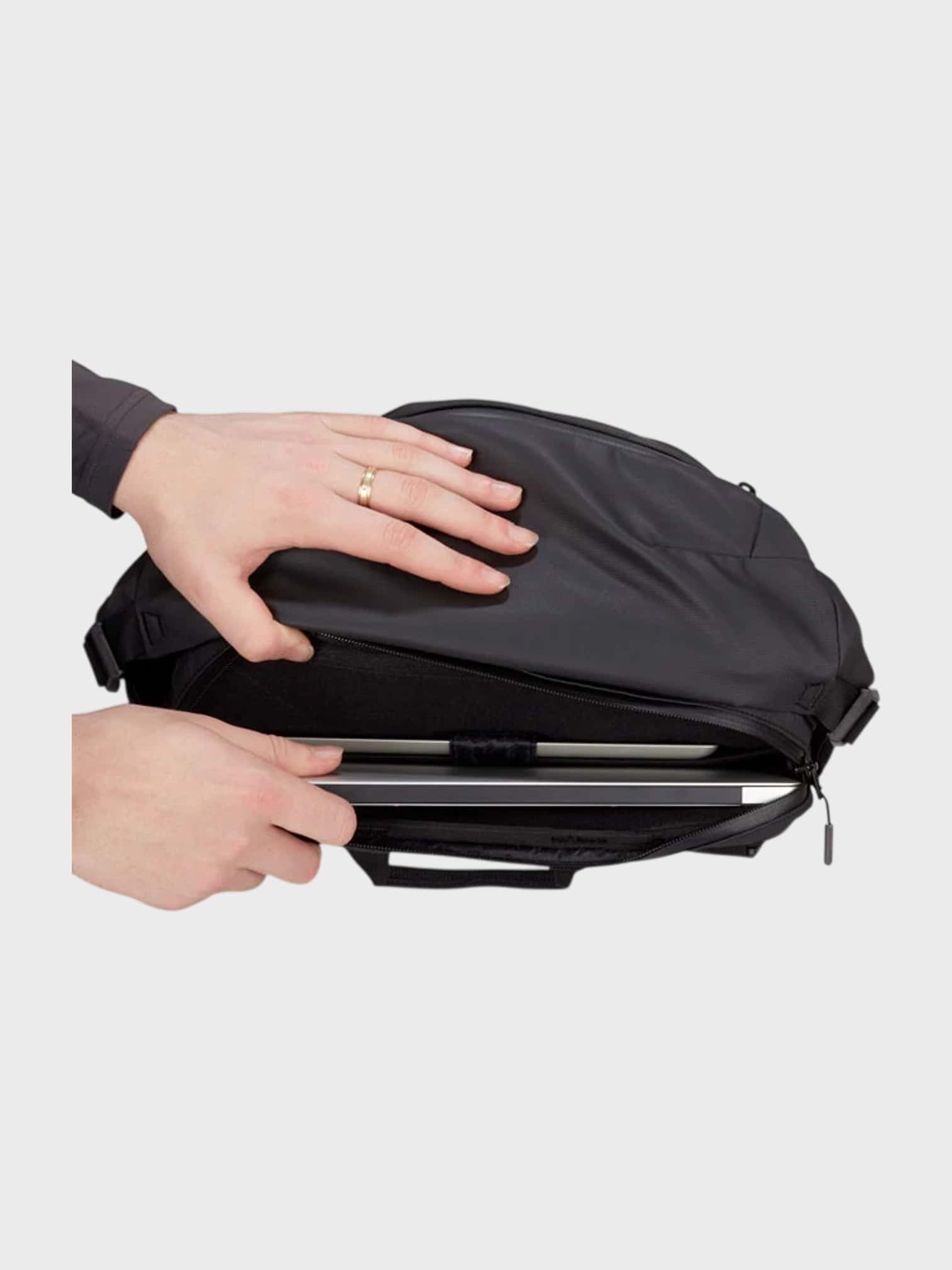 kamu-outdoors-product-seon-messenger-14-l-olkalaukku-black-5_processed.webp