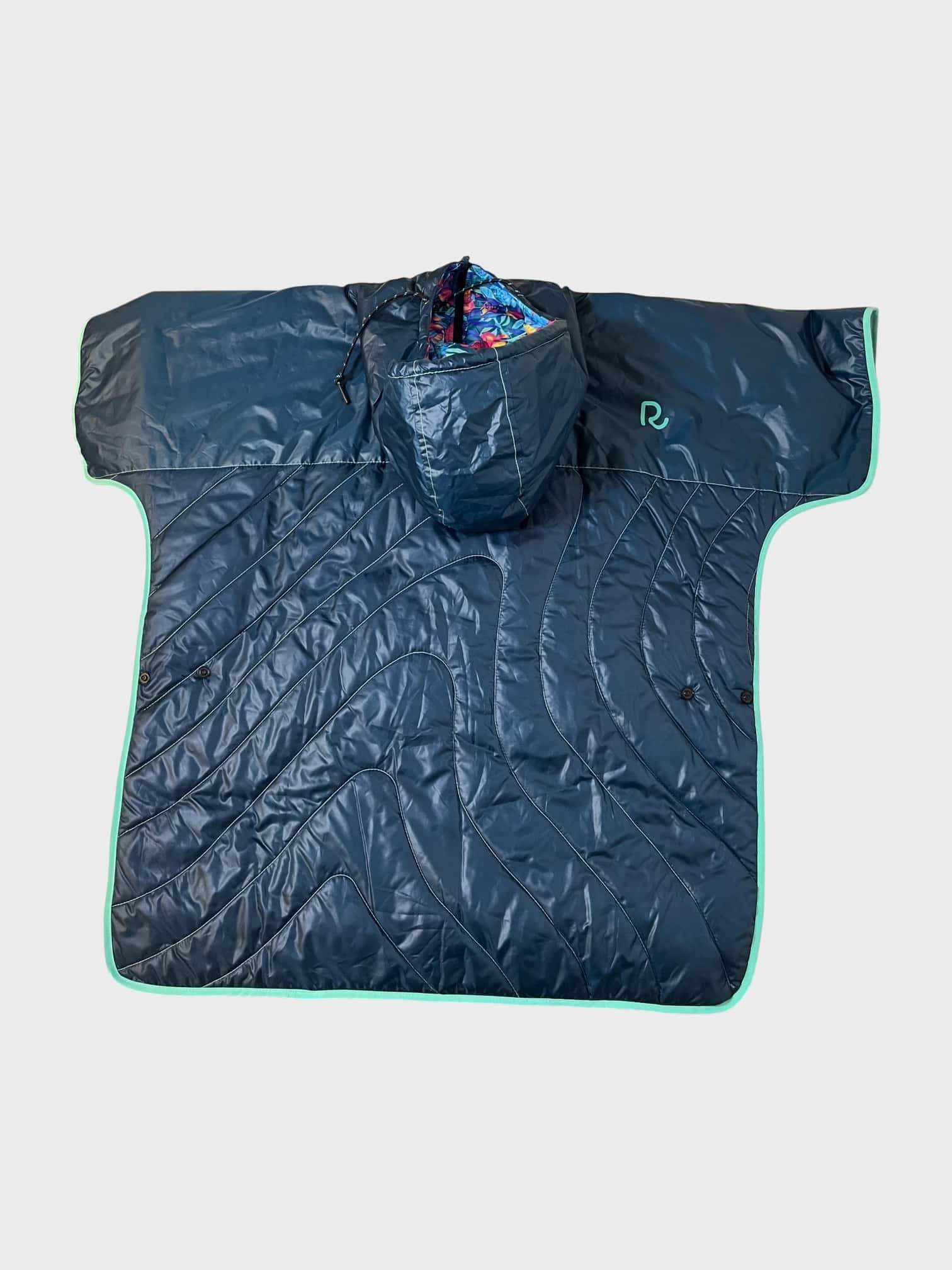 kamu-outdoors-product-rumpl-poncho-sininen-3_processed.webp