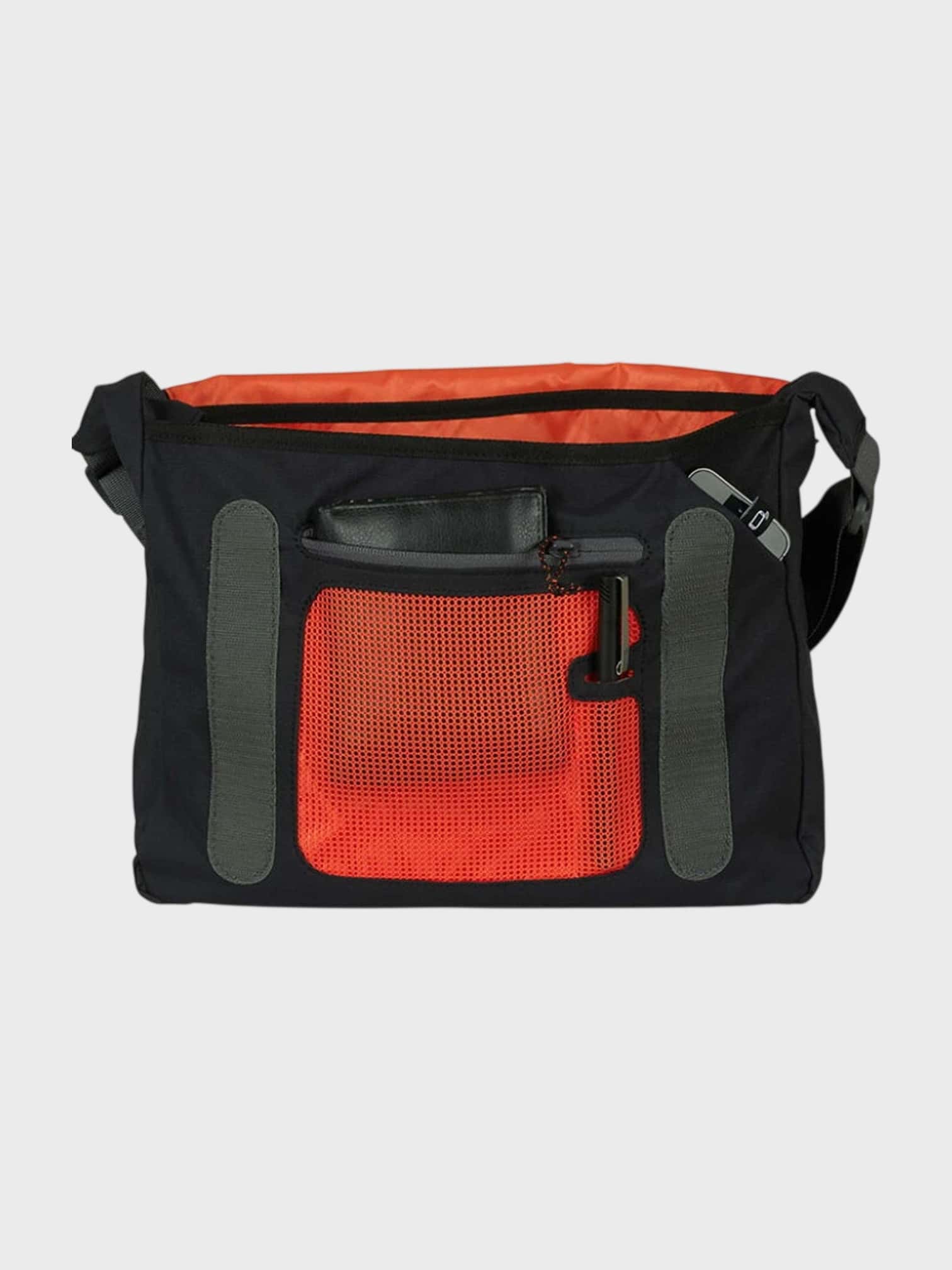 kamu-outdoors-product-shoulder-bag-square-8l-olkalaukku-black-2_processed.webp