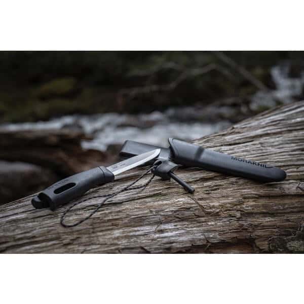 kamu-outdoors-product-morakniv_companion_spark_black_feeling3.jpg