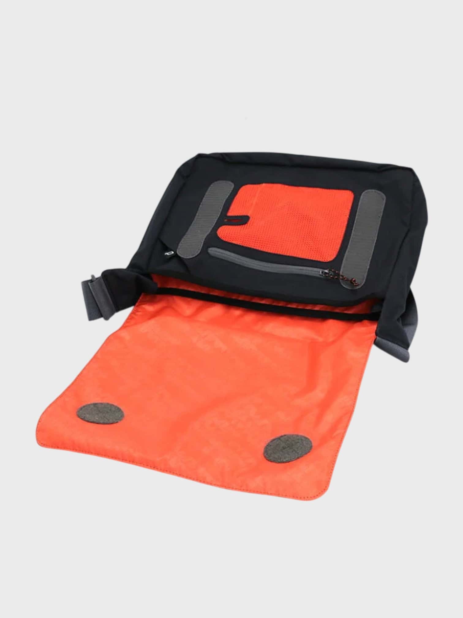kamu-outdoors-product-shoulder-bag-square-8l-olkalaukku-black-3_processed.webp