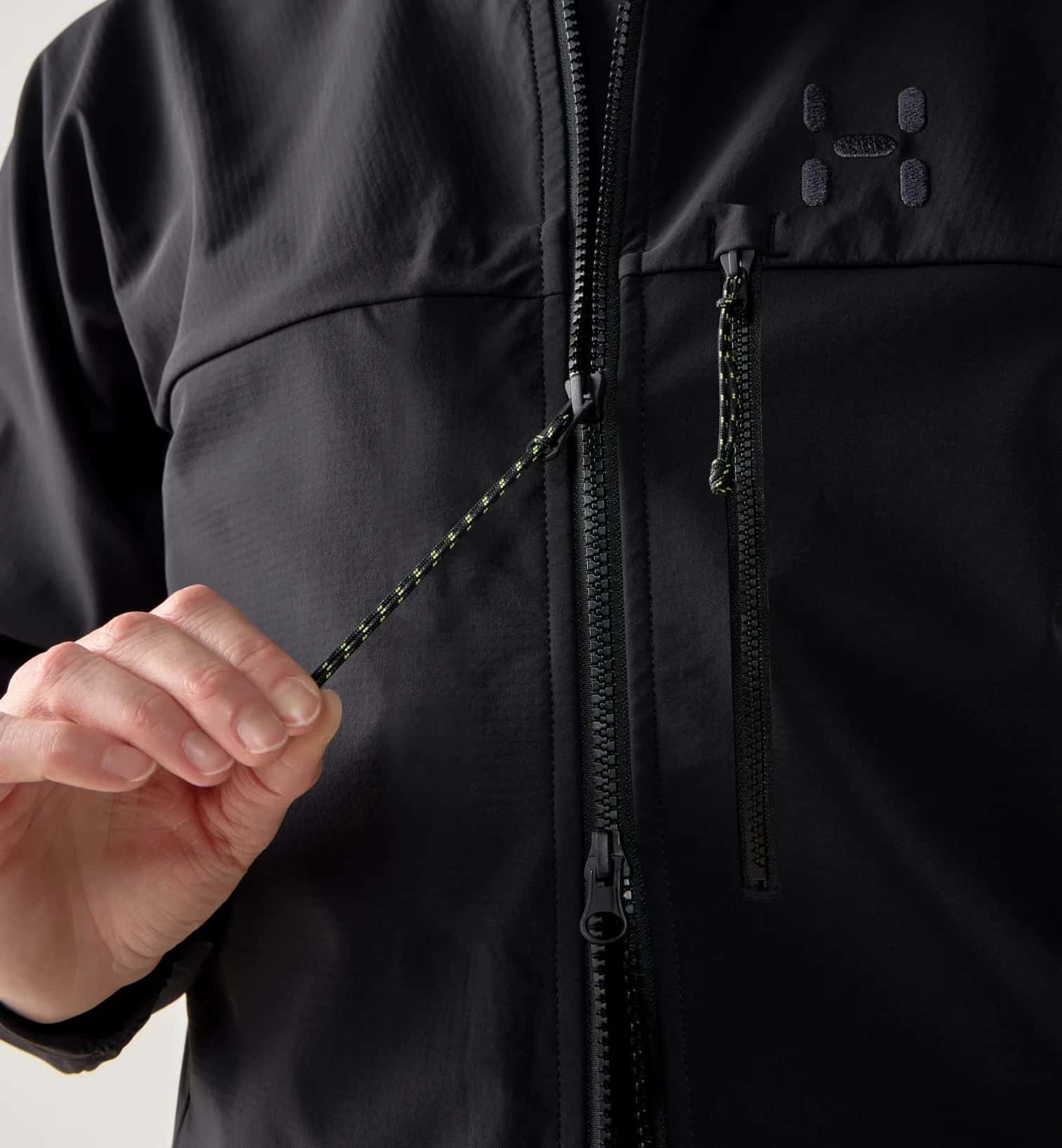 kamu-outdoors-product-roc-sight-softshell-ii-jacket-women-naisten-kuoritakki-true-black-14_processed.webp