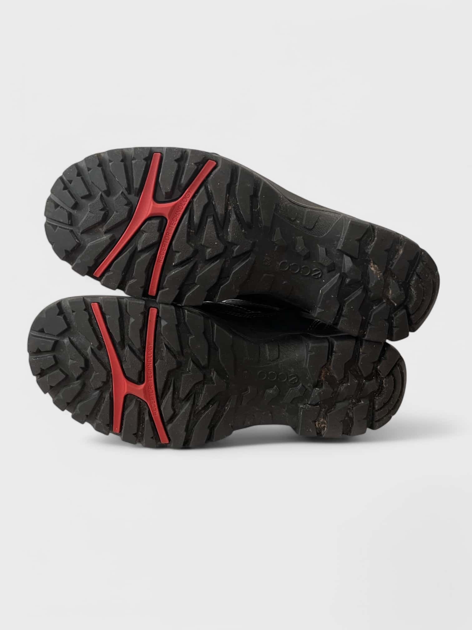 kamu-outdoors-product-image-musta-vhuzz.jpg