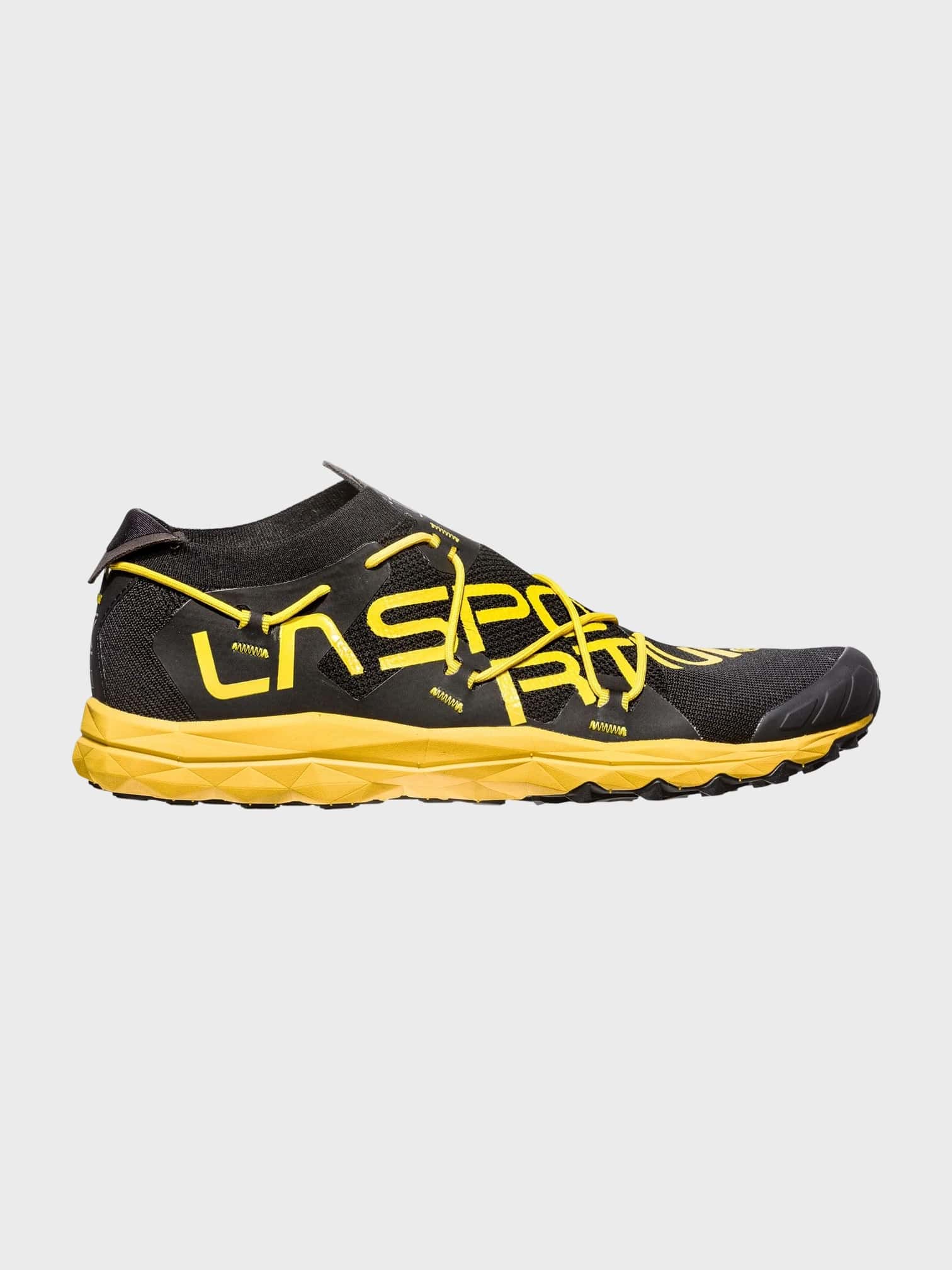 kamu-outdoors-product-vk-miesten-polkujuoksukengat-blackyellow-1_processed.webp