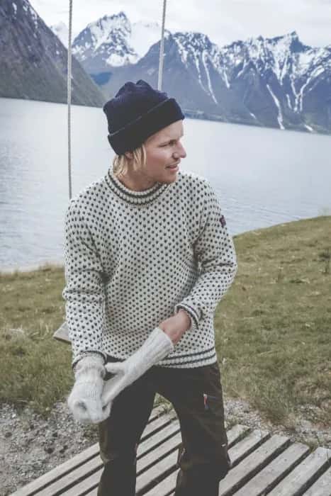 kamu-outdoors-product-image-valkoinentummanharmaa-shdey.webp