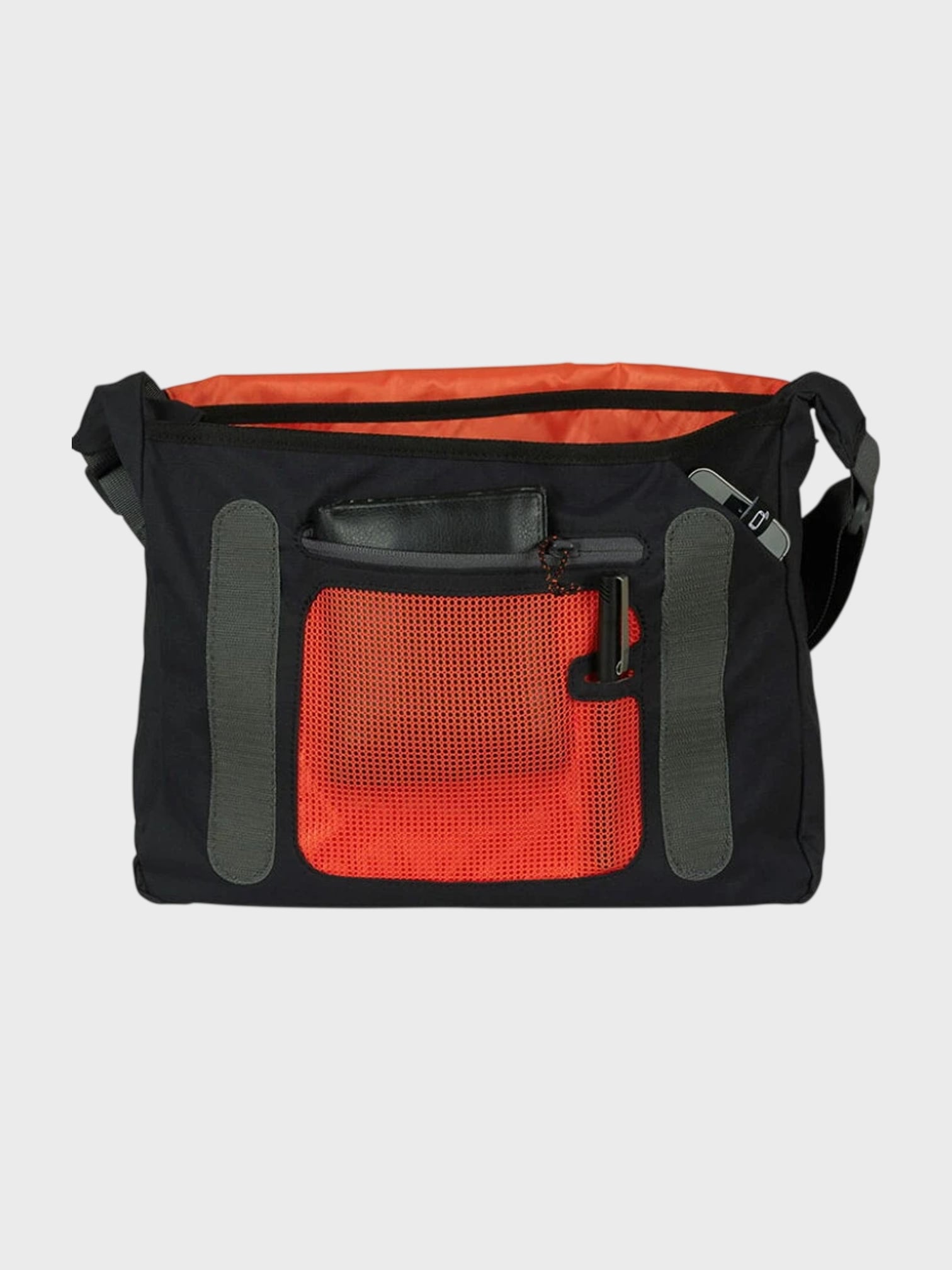 kamu-outdoors-product-shoulder-bag-square-8l-olkalaukku-black-2_processed.webp