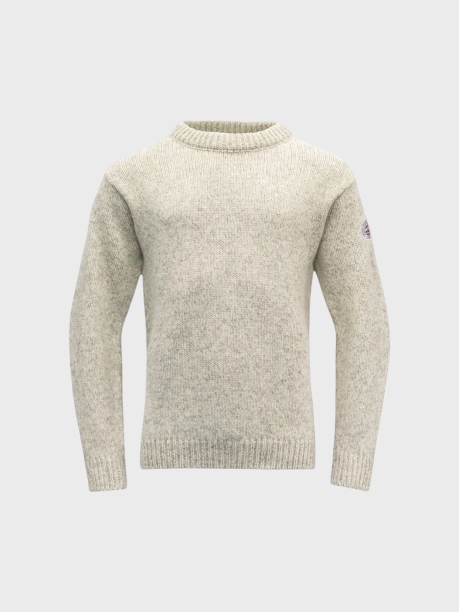 kamu-outdoors-product-valkoinen-norjalainen-villapaita-photoroom.jpg