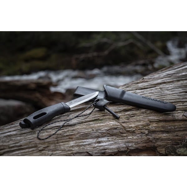 kamu-outdoors-product-morakniv_companion_spark_black_feeling3.jpg