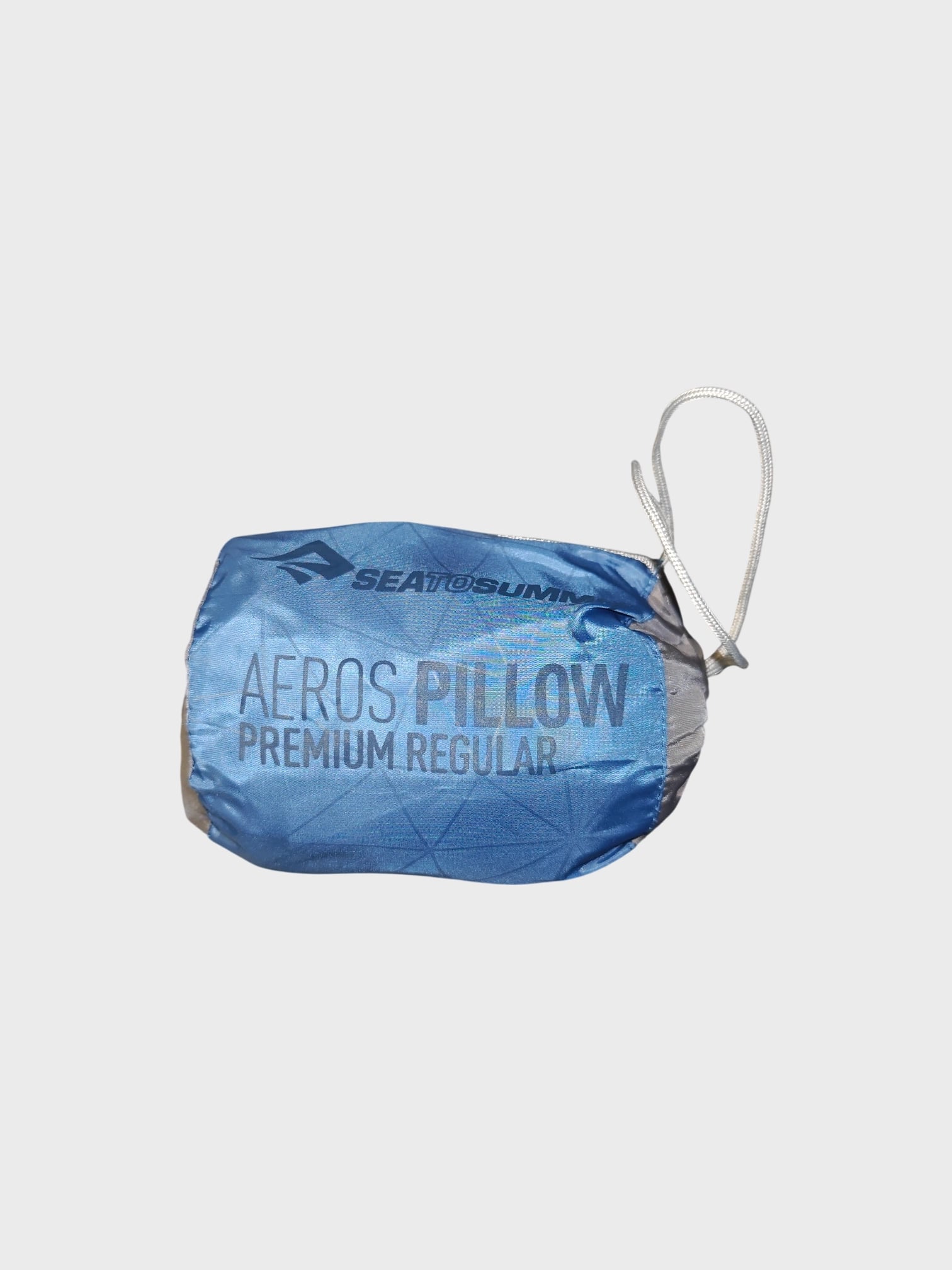 kamu-outdoors-product-aeros-pillow-premium-regular-sininen-4_processed.webp