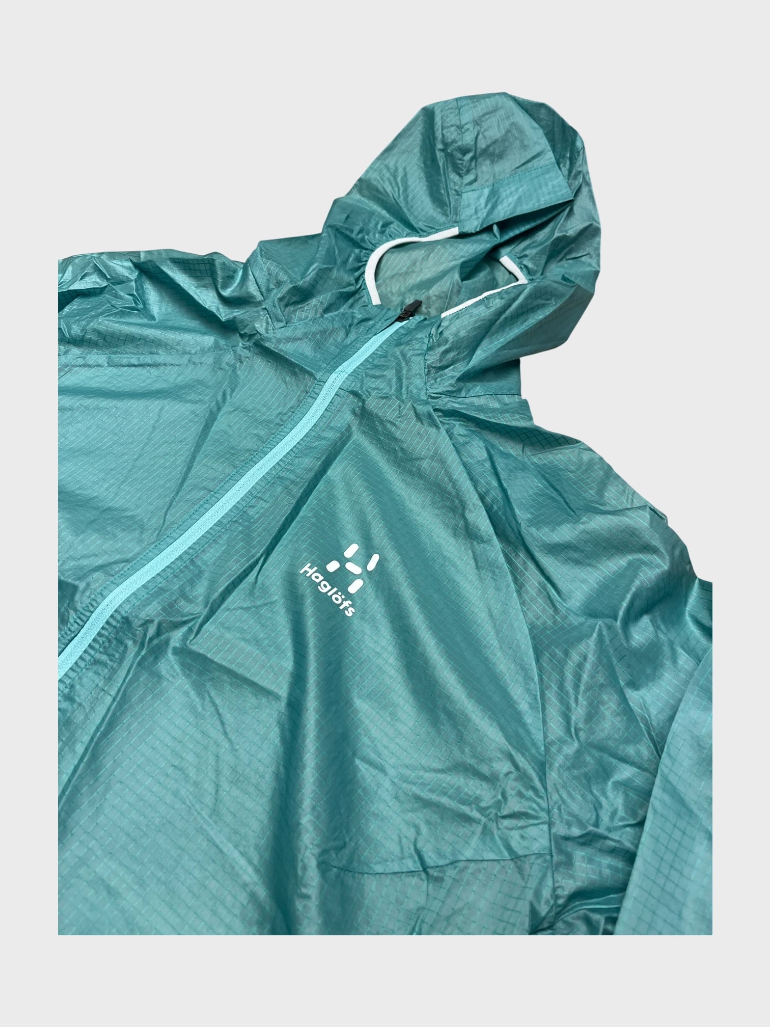 kamu-outdoors-product-lim-shield-comp-hood-women-glacier-green-2_processed.webp