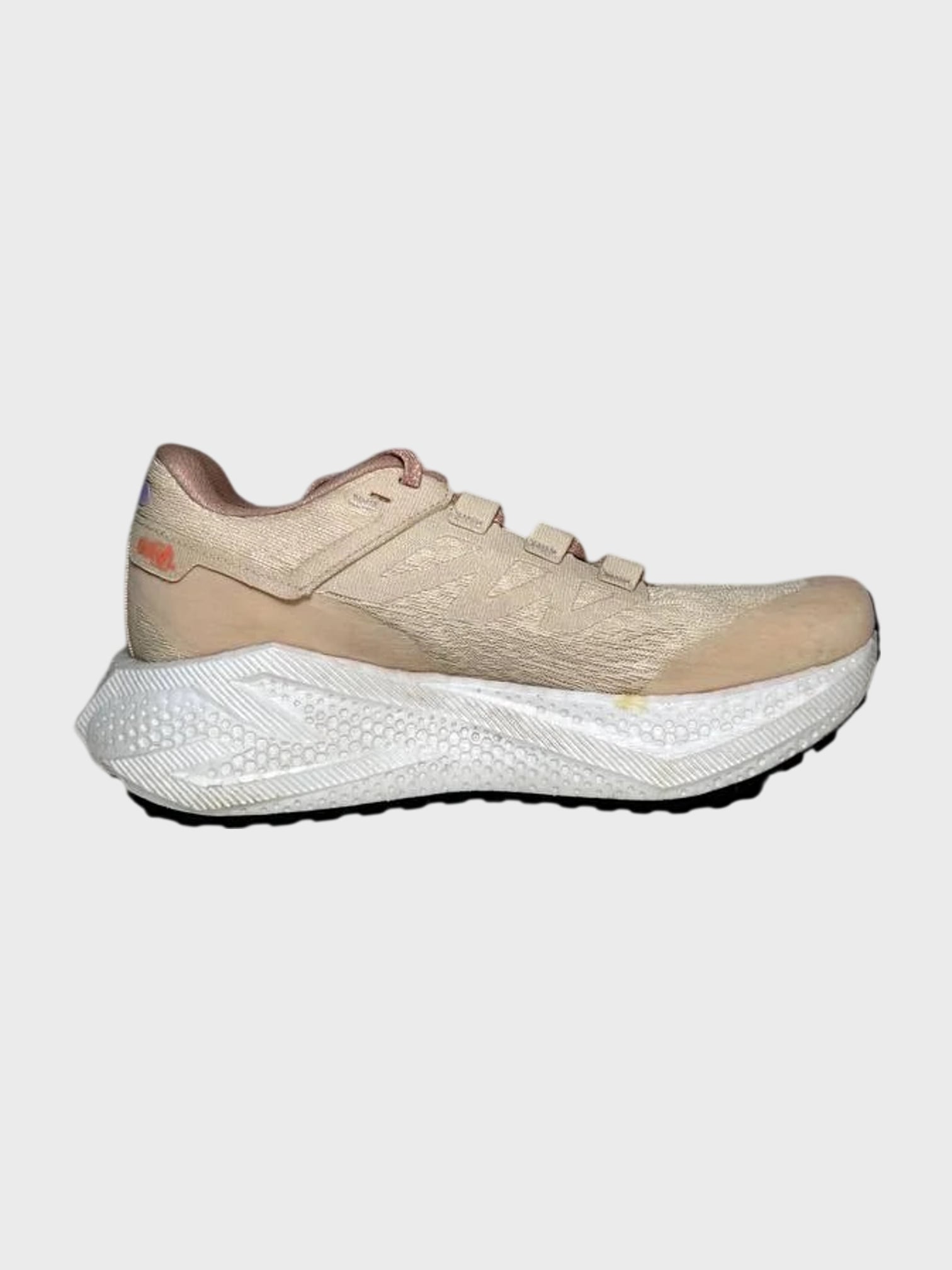 kamu-outdoors-product-aero-glide-3-grvl-naisten-juoksukenka-beige-6_processed.webp