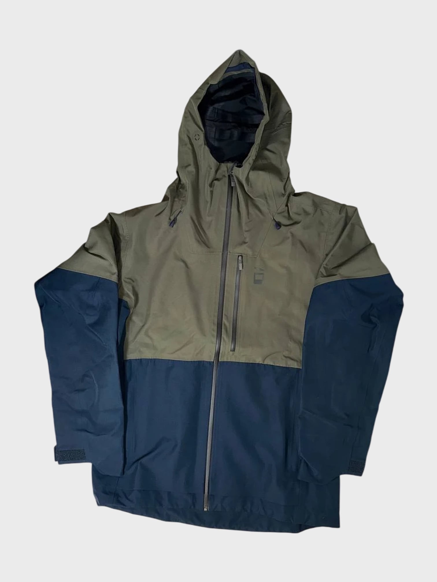 kamu-outdoors-product-ildsjel-shell-miesten-takki-olivenavy-1_processed.webp