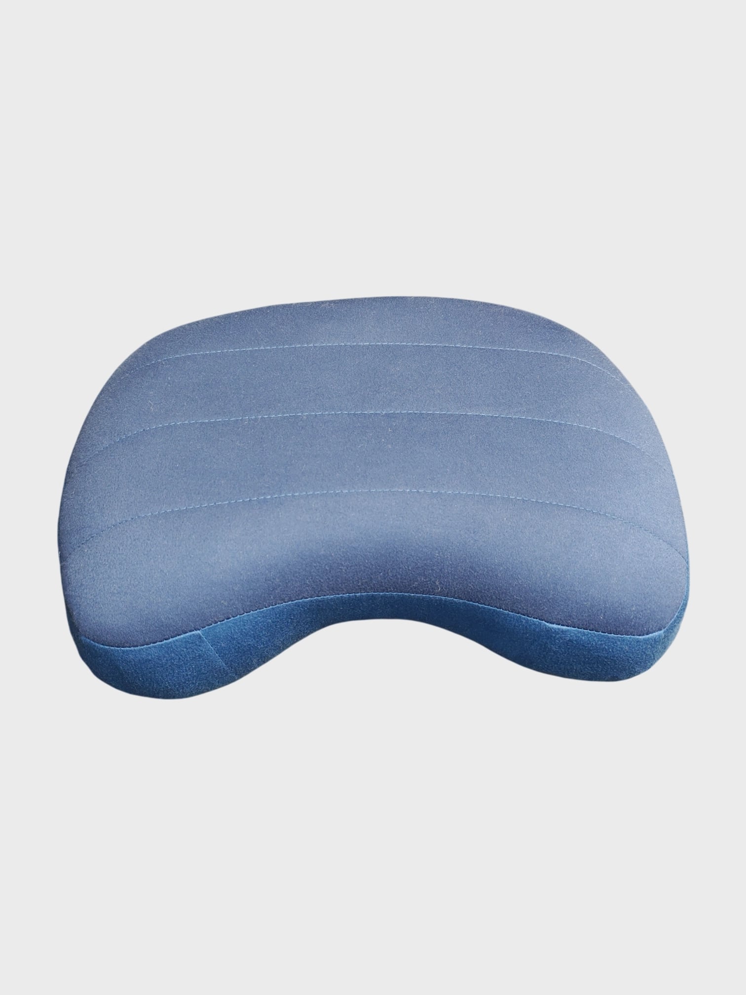 kamu-outdoors-product-aeros-pillow-premium-regular-sininen-1_processed.webp