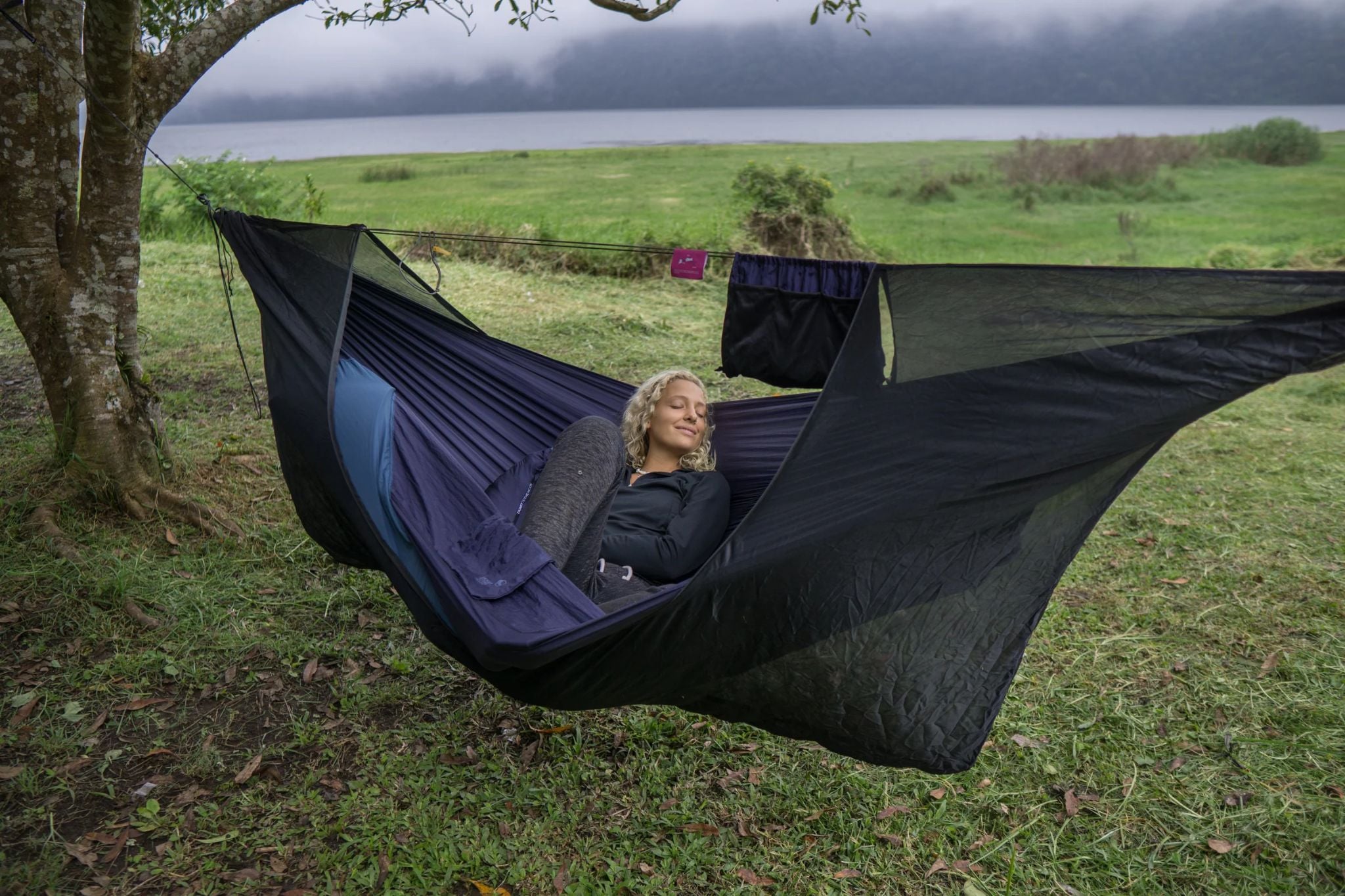 kamu-outdoors-product-ticket_to_the_moon_hyttysverkko2.jpg