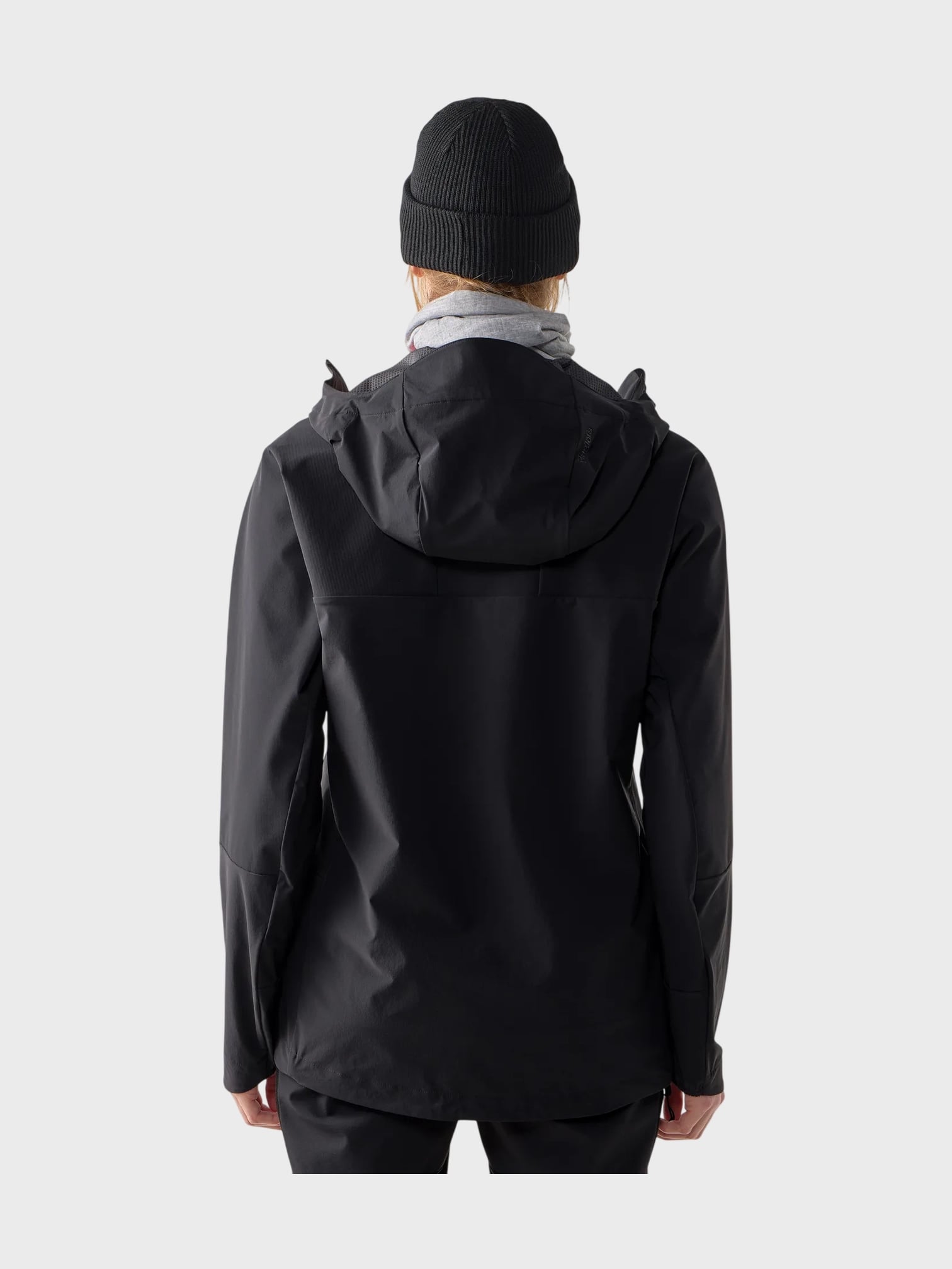 kamu-outdoors-product-roc-sight-softshell-ii-jacket-women-naisten-kuoritakki-true-black-10_processed.webp