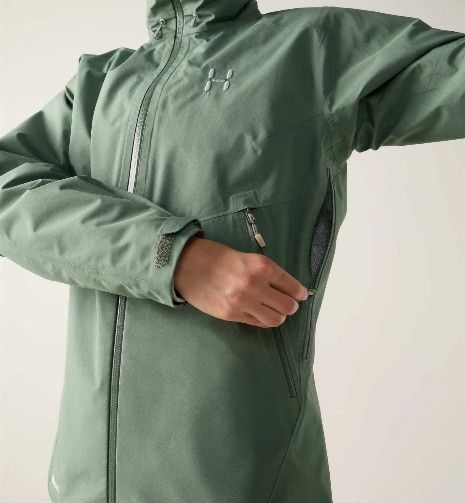 kamu-outdoors-product-zodiac-iii-jacket-women-naisten-kuoritakki-chlorophyll-green-13_processed.webp